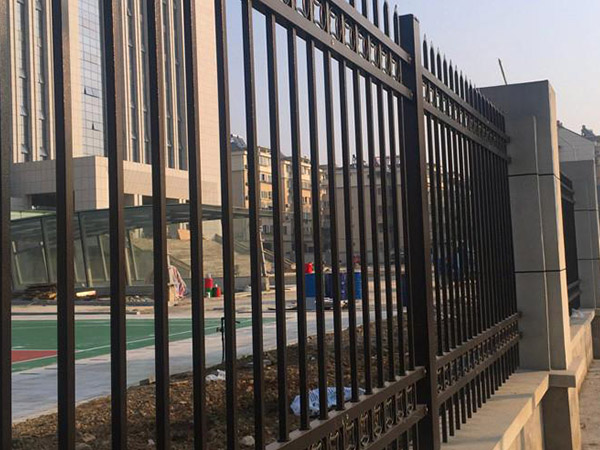 昌吉锌钢护栏与铁艺栏杆哪种更好呢？